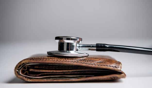 Concept de médecine coûteuse stéthoscope et portefeuille comme symbole de la médecine coûteuse