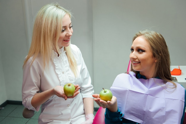 Concept de médecine - femme médecin donnant une pomme au patient