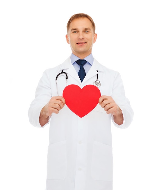 concept de médecine, de profession et de soins de santé - médecin de sexe masculin souriant avec coeur rouge et stéthoscope