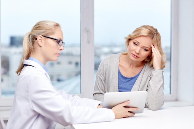 concept de médecine, de soins de santé et de personnes - médecin avec ordinateur tablette et malheureuse réunion d'une femme malade à l'hôpital