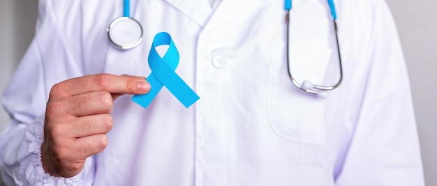 Concept de médecine et de soins de santé Santé des hommes Signe symbolique du ruban bleu pour la sensibilisation au cancer de la prostate