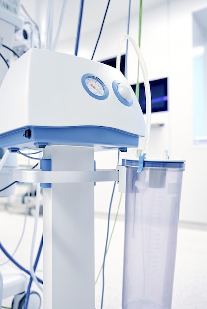 Photo concept de médecine, de soins de santé, d'urgence et d'équipement médical - aspirateur à vide dans la salle d'hôpital ou la salle d'opération