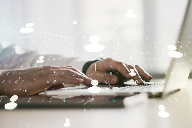 Concept de médias de réseau social avec les mains tapant sur le clavier de l'ordinateur sur fond double exposition