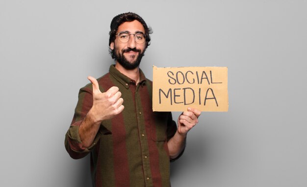 Concept de médias sociaux jeune homme barbu