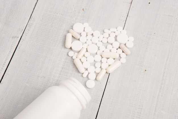 Concept médical coeur blanc de pilules et gélules