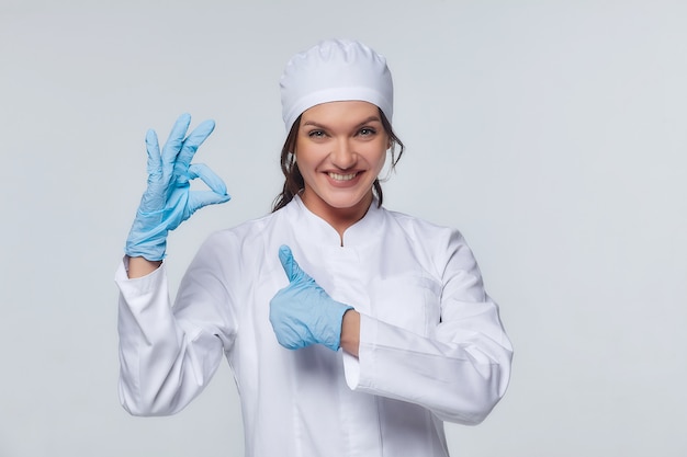 Concept médical d'une femme médecin en blouse blanche avec un stéthoscope