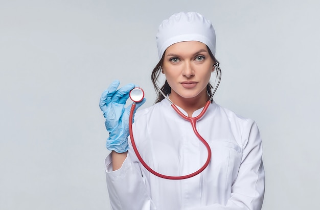 Concept médical d'une femme médecin en blouse blanche avec un stéthoscope