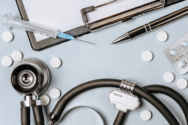 Concept Médical à Plat Avec Stéthoscope, Pilules, Bloc-notes, Stylo Sur Le Bureau Du Médecin