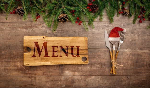 Concept de menu de Noël du Nouvel An festif Conseil avec texte de menu Décorations de Noël et couverts