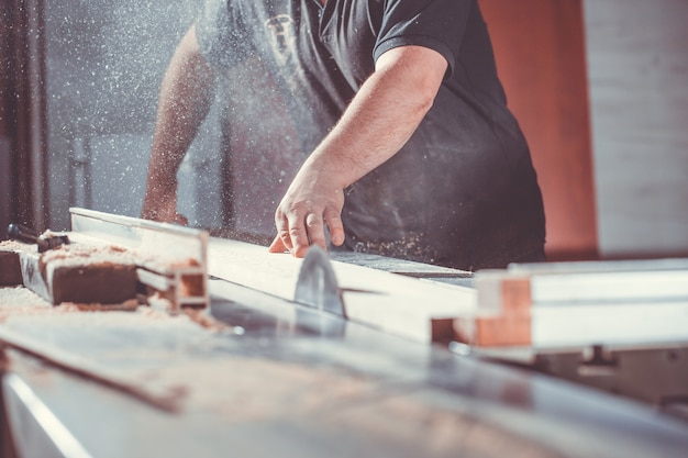 Photo concept de menuiserie et de travail du bois menuisier professionnel menuisier faisant des meubles de sciage travail de fabrication artisanale