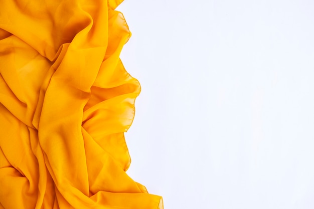 Concept minimaliste. Foulard jaune sur fond blanc. Automne, concept d'automne. Mise à plat, vue de dessus, espace de copie