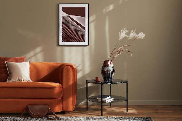 Concept minimaliste d'intérieur de salon élégant avec canapé design en velours de minerai, cadre d'affiche maquette, table basse, oreiller, décoration et accessoires élégants dans un décor moderne. Modèle.