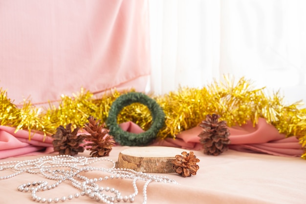 Concept minimaliste de Noël et du nouvel an. La composition affiche le produit. afficher des produits sur du bois avec des décorations de noël et du nouvel an