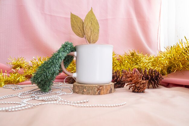 Concept minimaliste de Noël et du nouvel an. Composition mettant en vedette le produit Mug. Mug sur bois avec décorations de Noël et nouvel an