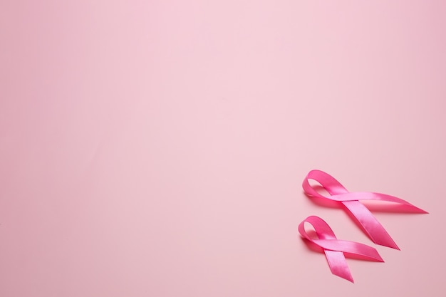 Concept de mise en page flatlay de sensibilisation au cancer du sein sur fond rose