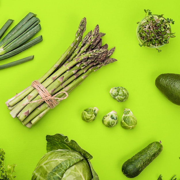 Concept de mise à plat de légumes verts sur fond vert