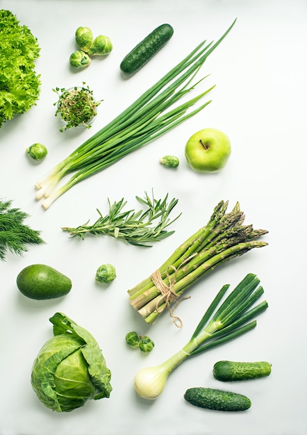 Concept de mise à plat de légumes verts larges. photo verticale