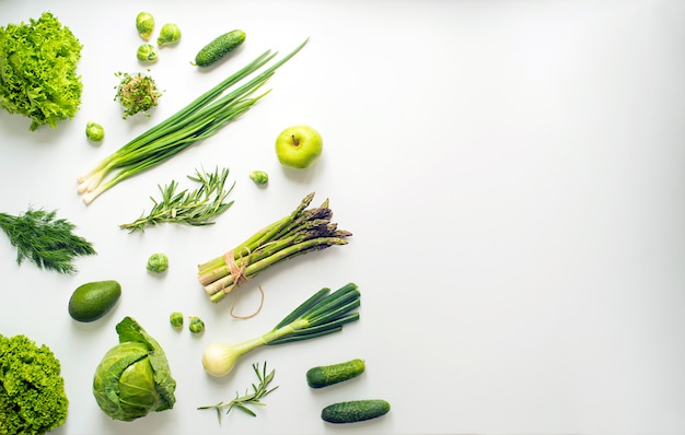 Concept de mise à plat de légumes verts larges avec place pour le texte
