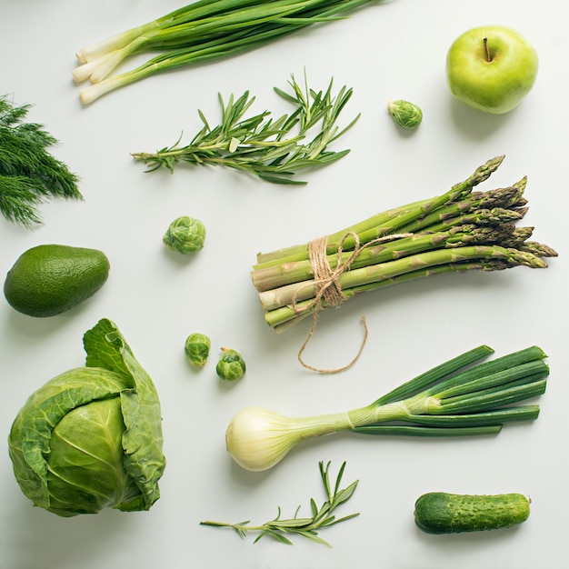 Concept de mise à plat de légumes verts larges avec place pour le texte