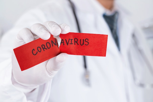 Concept de mise en quarantaine des coronavirus. MERS-Cov.Novel coronavirus (2019-nCoV) .Covid-19, Docteur avec un stéthoscope Déchirez le papier rouge avec le mot coronavirus.