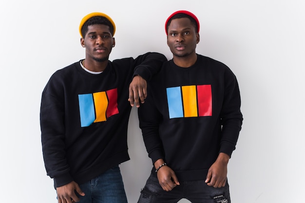 Concept de mode et d'amitié de rue - Deux jeunes hommes afro-américains heureux en noir élégant