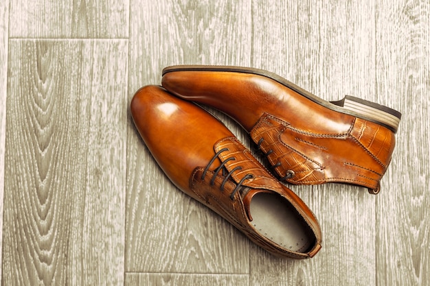Photo concept de mode avec des chaussures hommes en bois