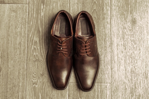 Concept de mode avec des chaussures pour hommes sur bois