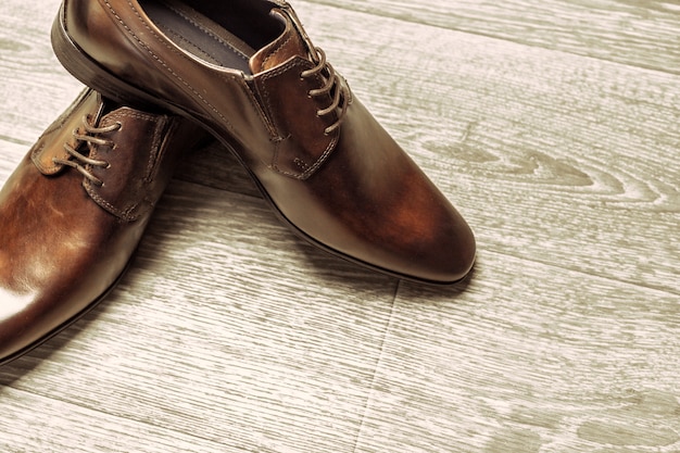 Concept de mode avec des chaussures pour hommes sur table en bois