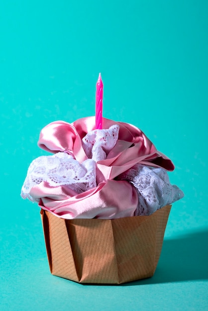 Photo concept de mode rapide avec des matériaux et textiles déguisés en cupcake