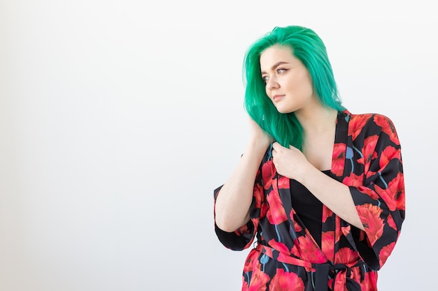 Concept de mode, style, coloration des cheveux et personnes - jeune femme aux cheveux verts en kimono coloré sur le mur blanc avec copyspace