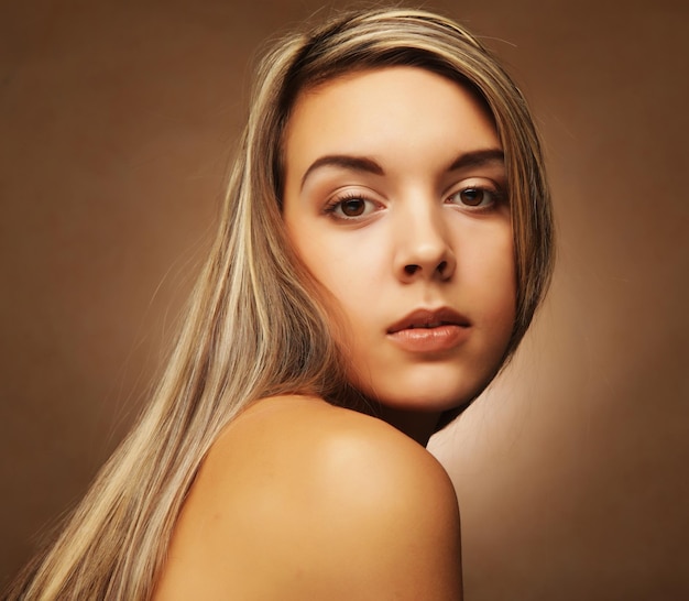 Photo concept de mode de vie émotions et personnes portrait de jeune femme blonde sensuelle se bouchent