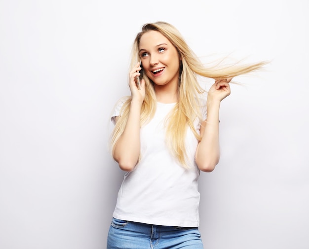 Concept de mode de vie et de personnes Belle femme blonde heureuse est t