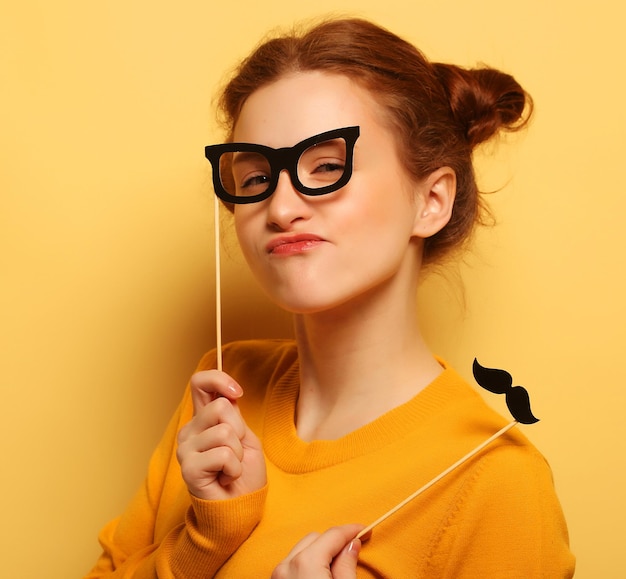 Concept de mode de vie et de personnes Bonne fille portant de fausses moustaches