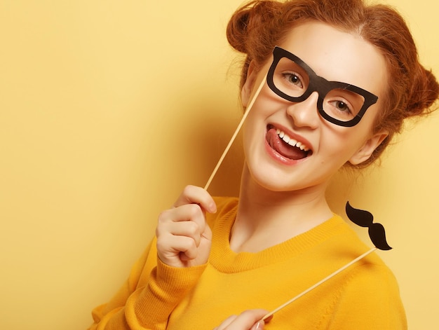 Concept de mode de vie et de personnes Bonne fille portant de fausses moustaches