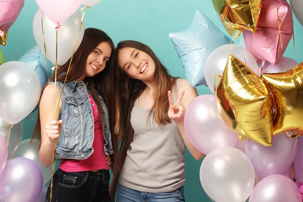 Concept de mode de vie et de personnes deux amies avec des ballons à air colorés jeunes et heureux