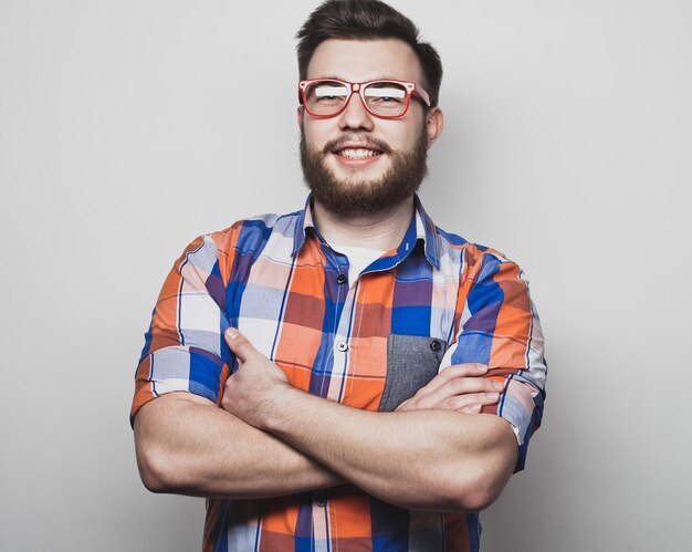 Concept de mode de vie et de personnes Homme barbu avec les bras croisés