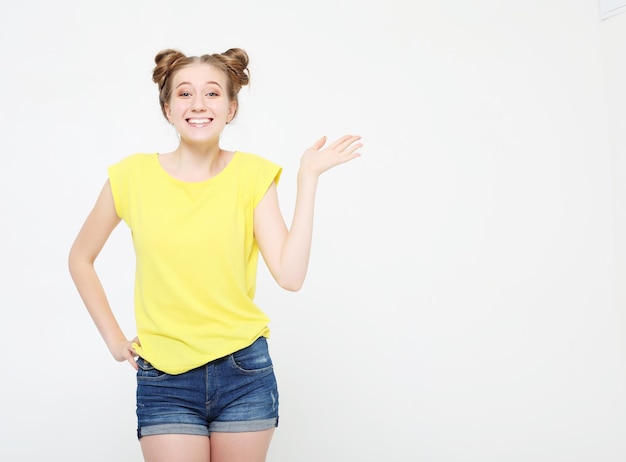 Concept de mode de vie et de personnes Image d'une jeune femme hurlant excitée debout isolée sur fond blanc