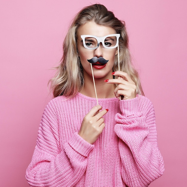 Concept de mode de vie et de personnes jeune femme ludique prête pour la fête backgropund rose