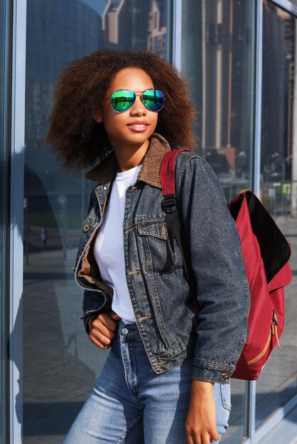 Concept de mode de vie et de personnes Jeune femme noire avec sac à dos dans la rue