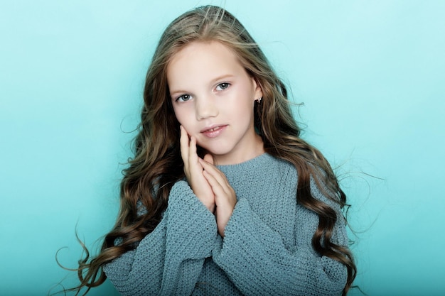 Concept de mode de vie et de personnes petite fille aux longs cheveux bouclés