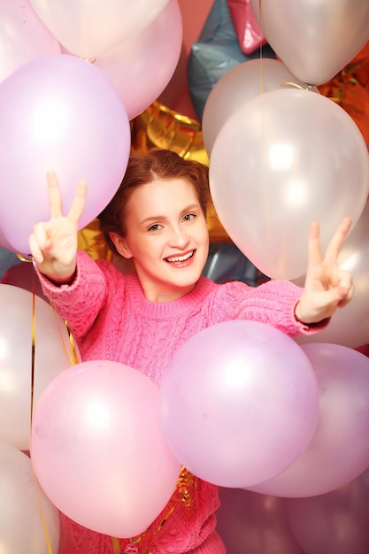 Photo concept de mode de vie et de personnes portrait d'une jeune femme souriante heureuse montrant un geste correct sur fond de ballons