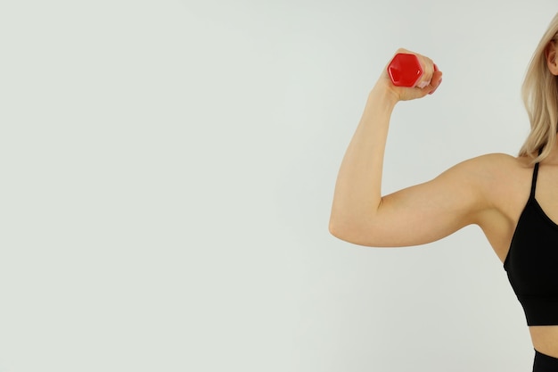 Concept de mode de vie sain avec une femme sportive sur fond clair