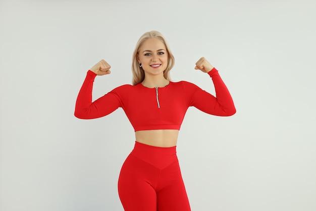 Concept de mode de vie sain avec une femme sportive en tenue rouge