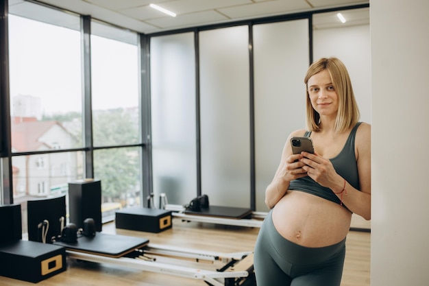 Concept de mode de vie sain pris en charge par la grossesse et la technologie