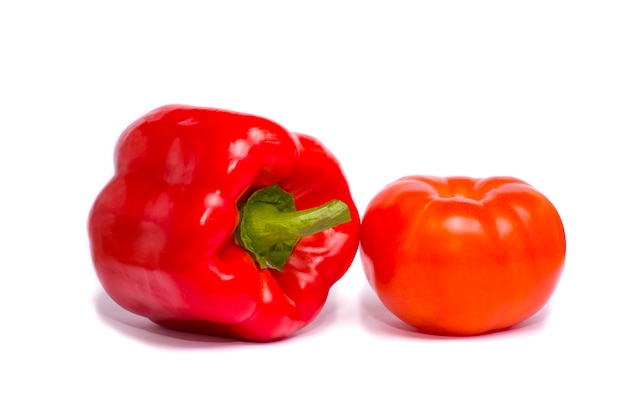 le concept d'un mode de vie sain. végétarisme, délicieux légumes rouges tomates et poivrons