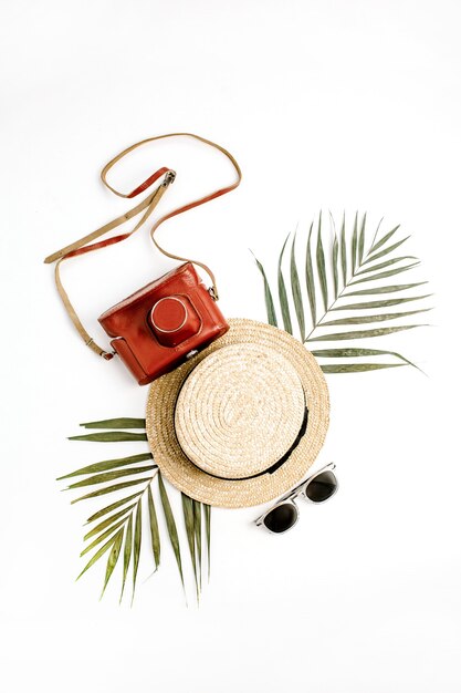 Concept De Mode De Voyage D'été. Paille, Appareil Photo Rétro, Lunettes De Soleil Et Feuille De Palmier Tropical