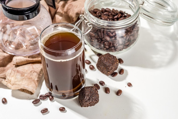 Concept moderne de boissons solubles, cubes d'expresso de café séché solubles et solubles faits maison sains