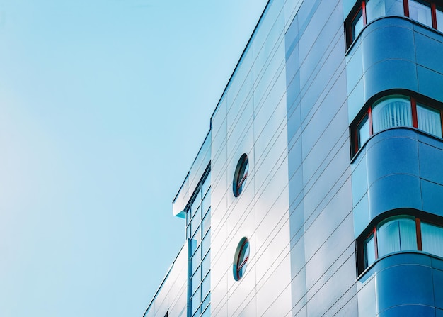 Concept moderne de gratte-ciel d'immeuble de bureaux en verre d'entreprise.