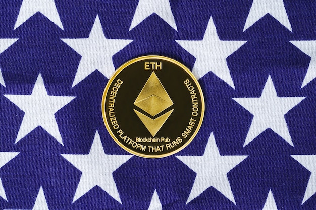 Concept de monnaie crypto. Pièce d'or Ethereum sur le drapeau des États-Unis d'Amérique USA