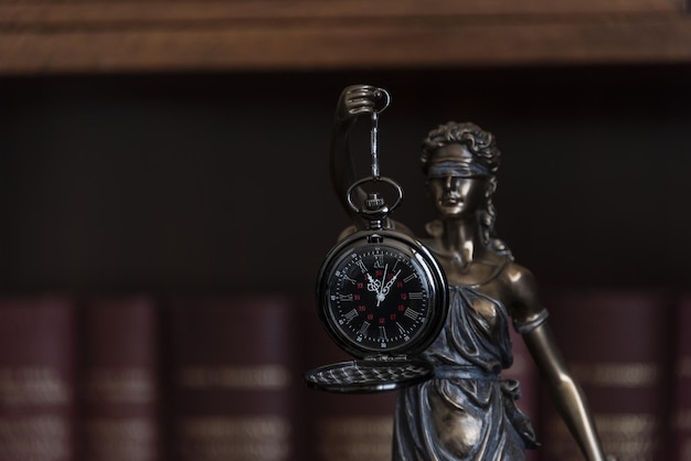 Photo concept montrant des problèmes de retard du système juridique ou de lenteur dans le système de justice judiciaire en utilisant le marteau et l'horloge du juge